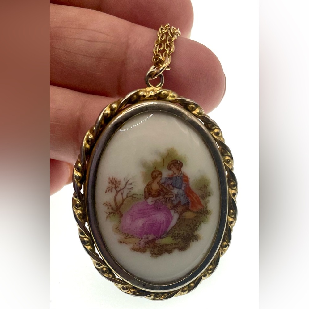Vintage 70s Signed Limoges Gold Tone Porcelain Courting Couple Pendant Necklace - Picture 5 of 9
